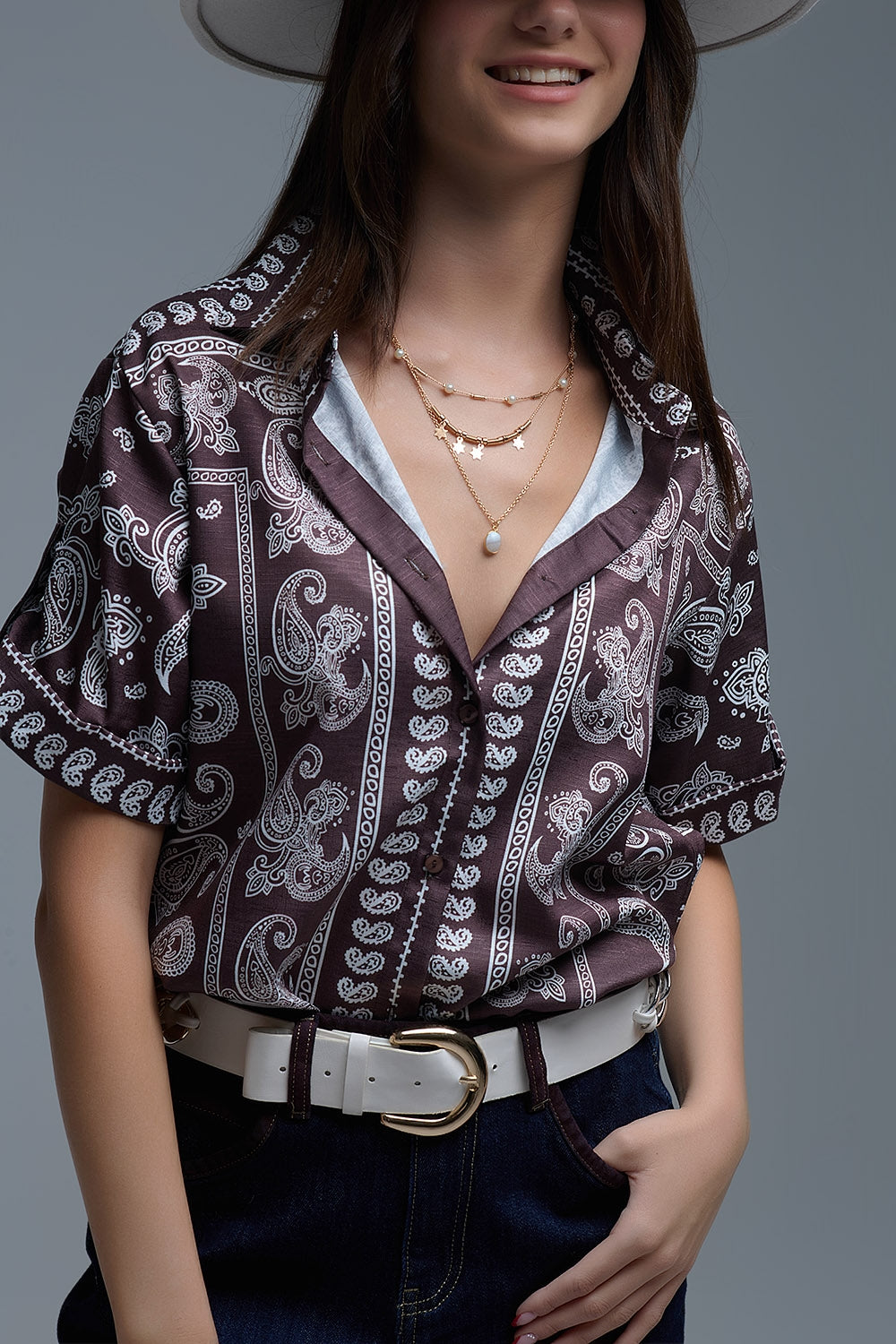 Camisa de manga curta com estampado Paisley em castanho