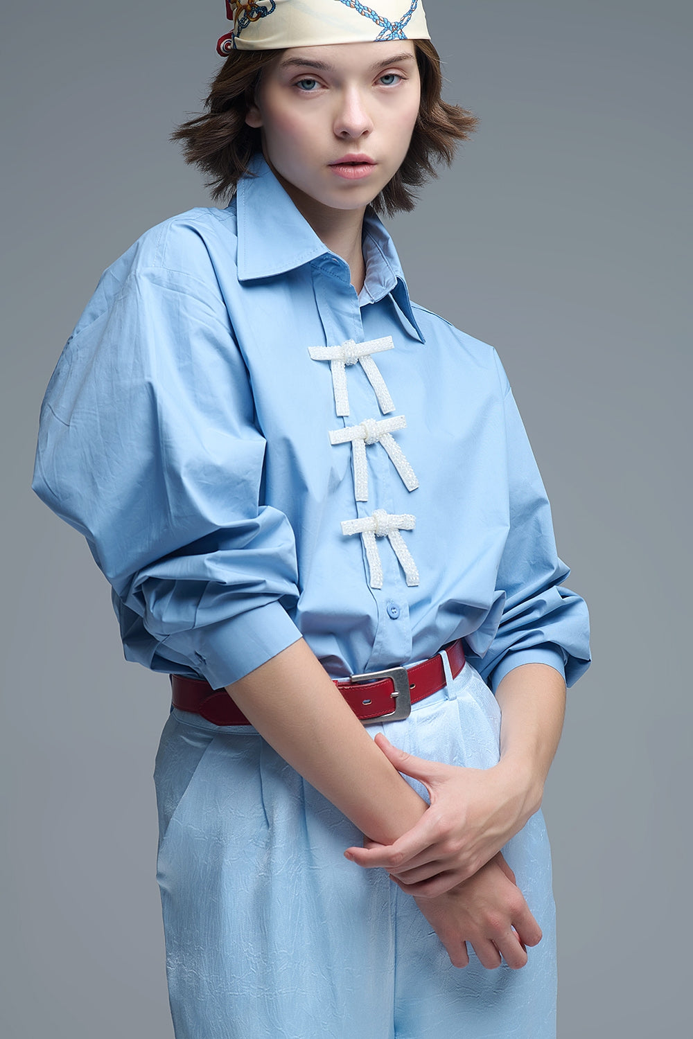 Q2 Camisa de popelina azul de tamanho grande com botões de laço brancos com brilhantes