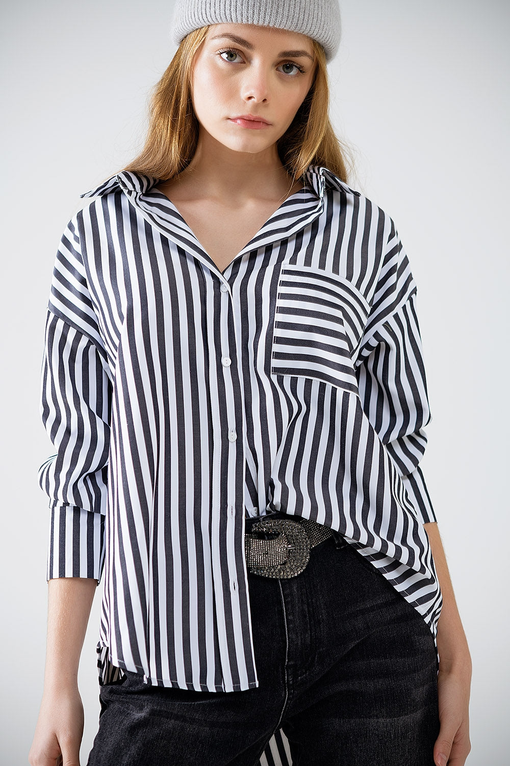 Q2 Camisa de popelina com riscas verticais em preto e bolso no peito