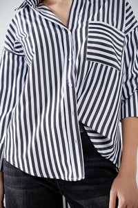 Camisa de popelina com riscas verticais em preto e bolso no peito