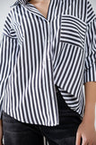 Camisa de popelina com riscas verticais em preto e bolso no peito