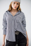 Q2 Camisa de popelina com riscas verticais em preto e bolso no peito