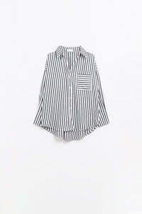 Camisa de popelina com riscas verticais em preto e bolso no peito