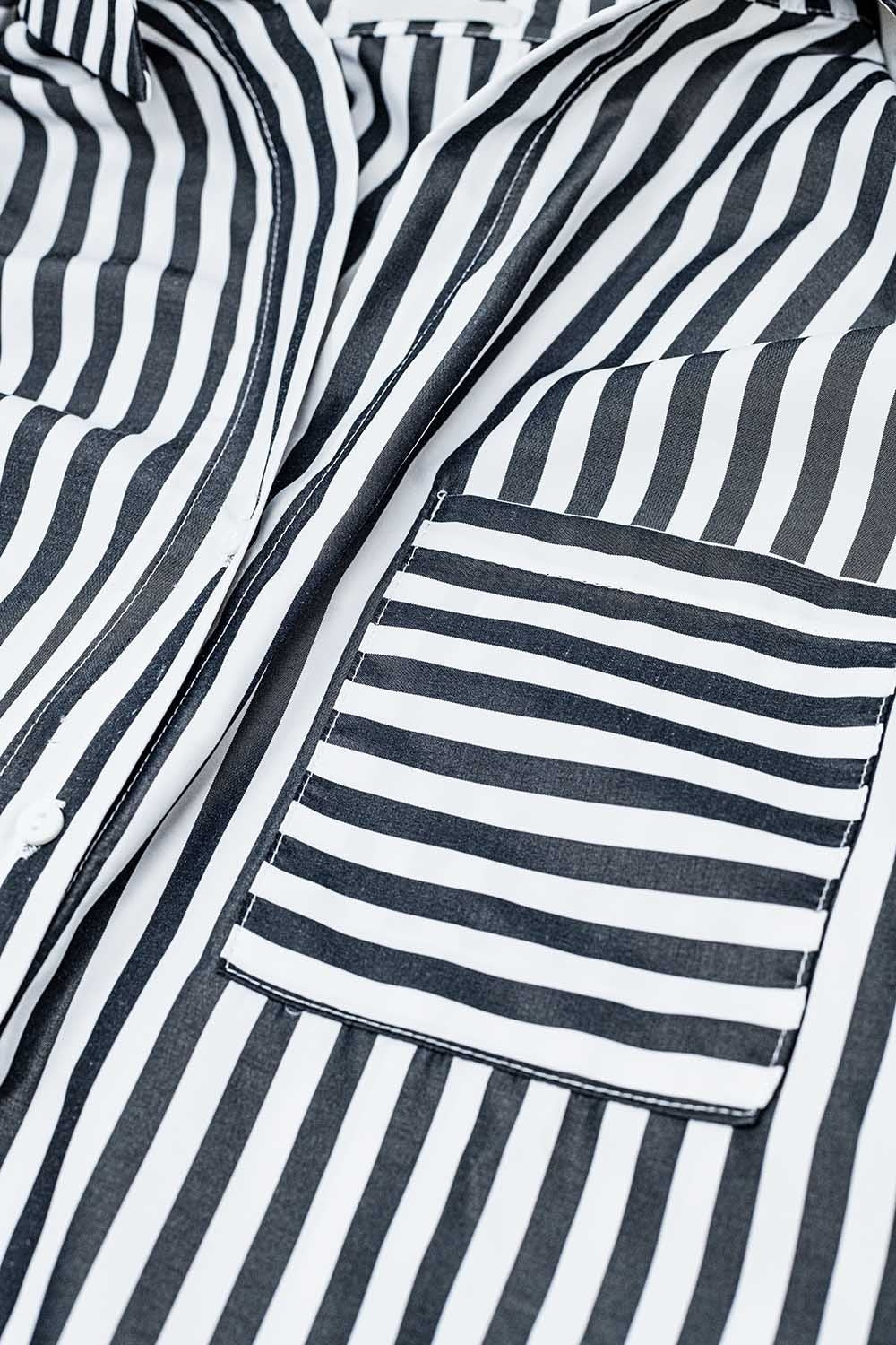 Camisa de popelina com riscas verticais em preto e bolso no peito