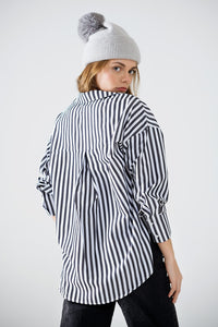 Camisa de popelina com riscas verticais em preto e bolso no peito