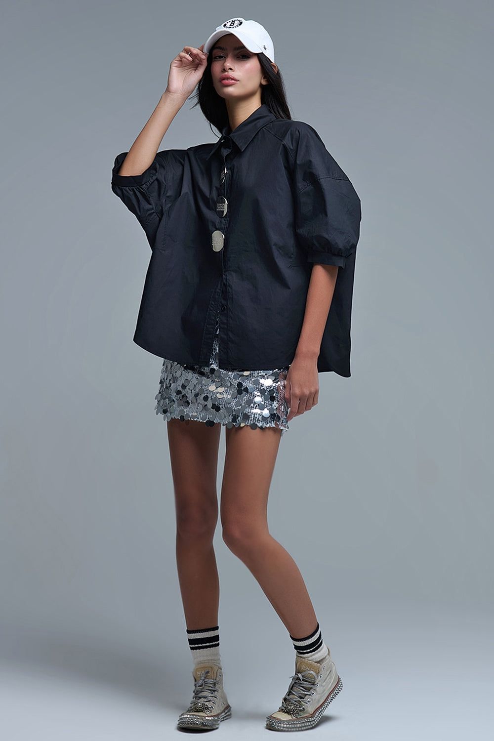 Camisa de popelina de manga 3/4 descontraída com pormenor de botões em preto