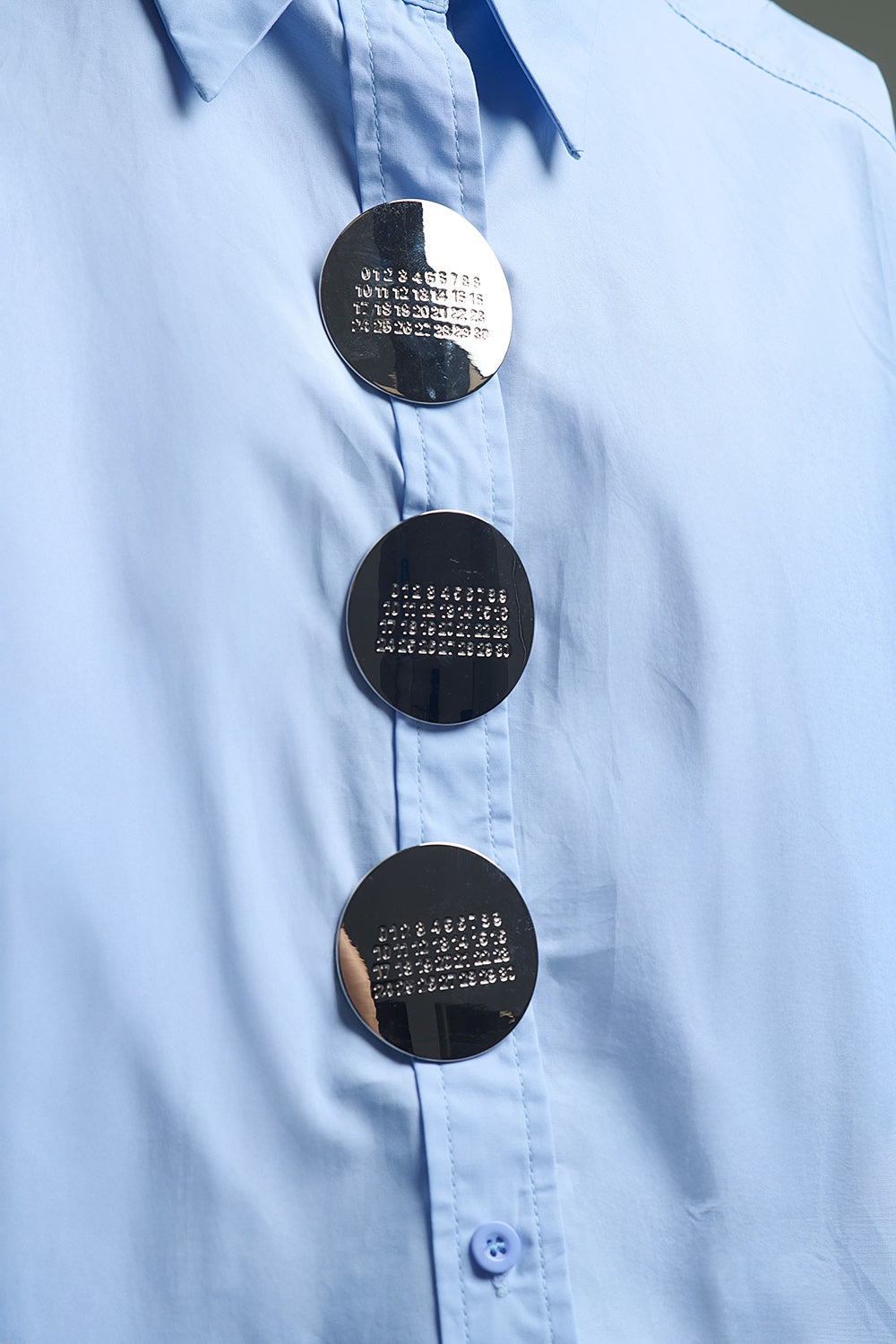 Camisa de popelina de manga 3/4 descontraída com pormenor de botões
