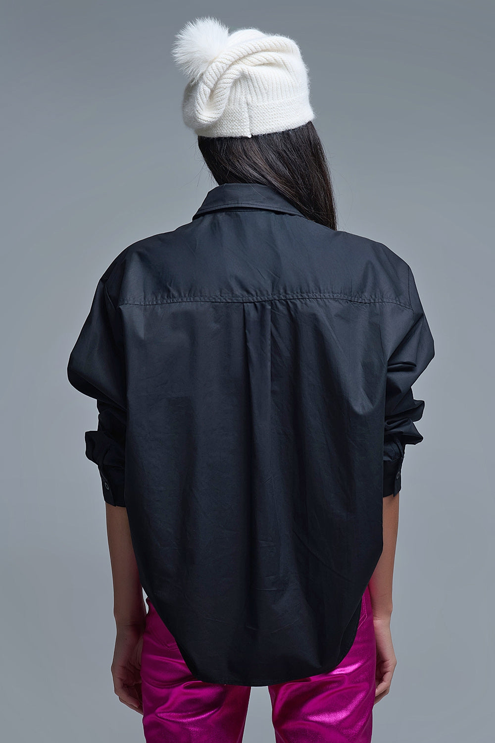 Camisa de popelina preta de tamanho grande com botões de laço brancos com brilhantes