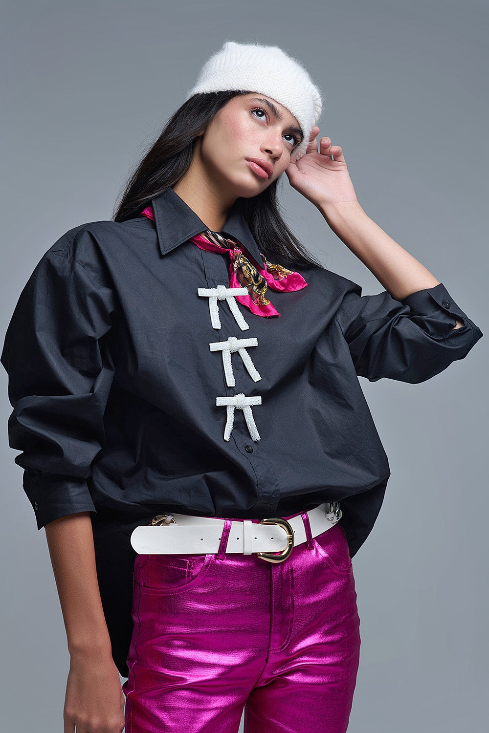Camisa de popelina preta de tamanho grande com botões de laço brancos com brilhantes