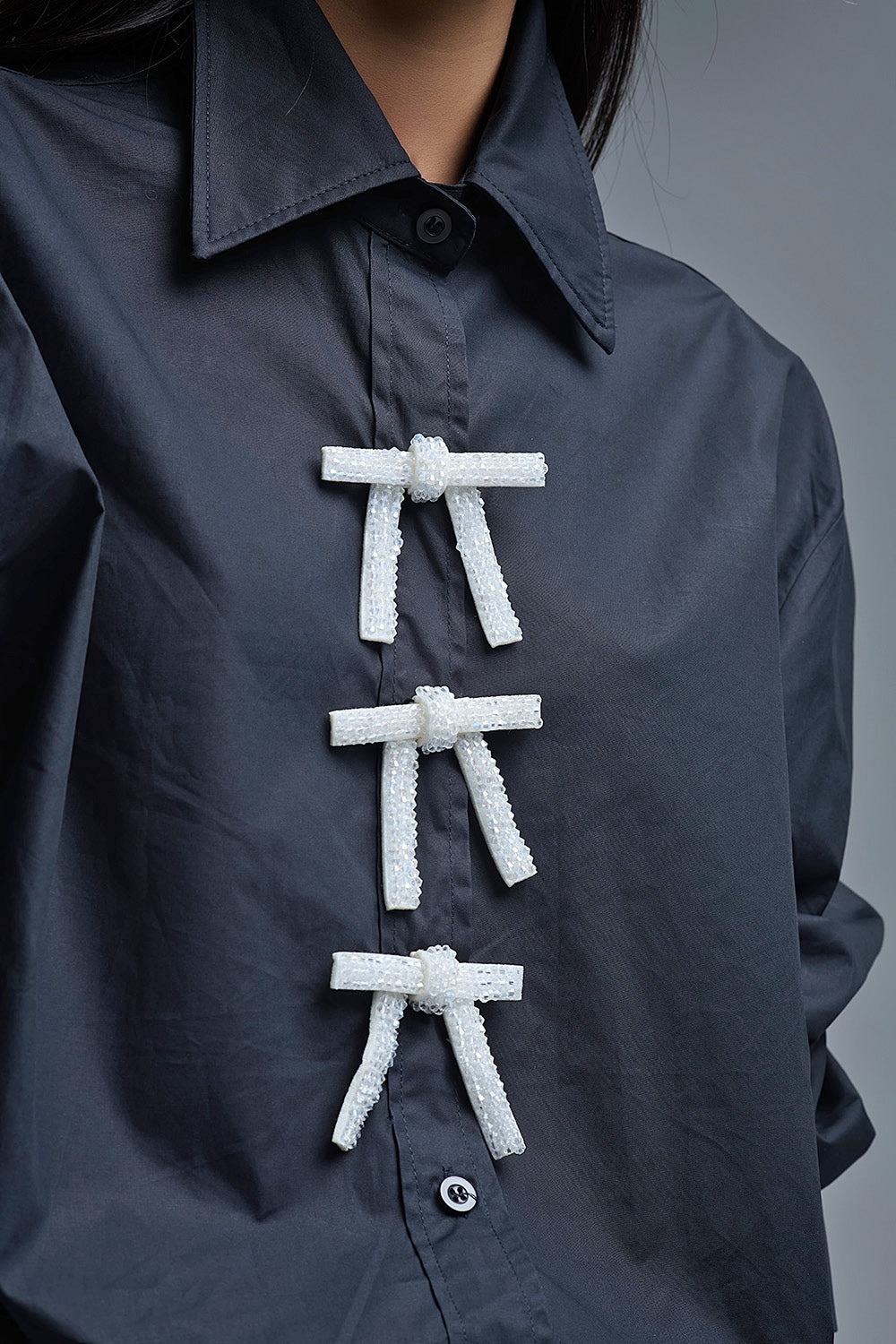 Camisa de popelina preta de tamanho grande com botões de laço brancos com brilhantes