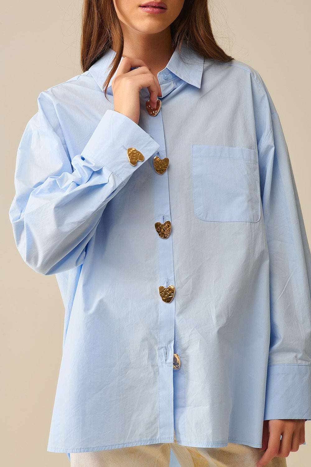 Camisa de popeline descontraída com botões de coração dourados em azul bebé