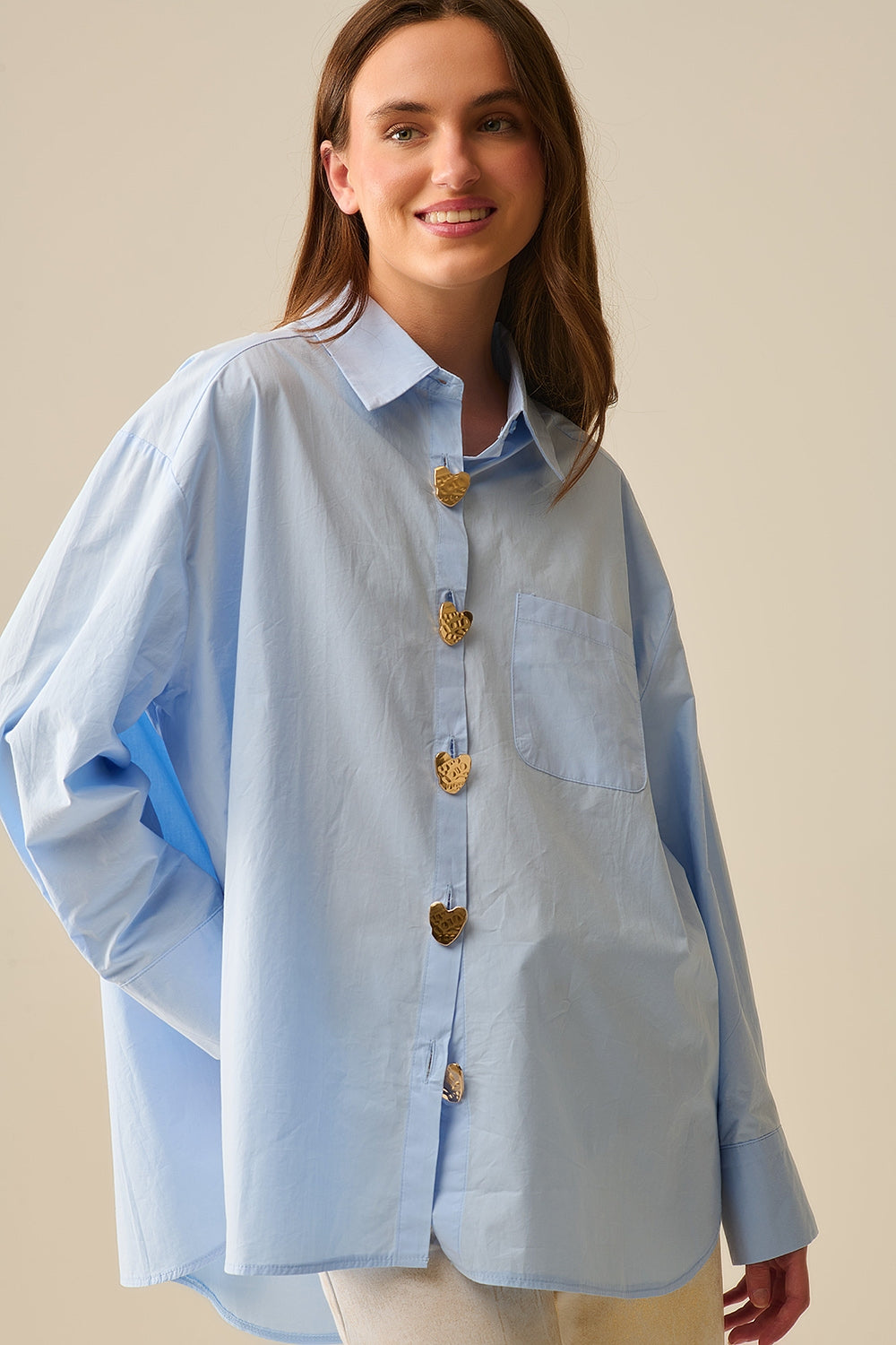 Camisa de popeline descontraída com botões de coração dourados em azul bebé