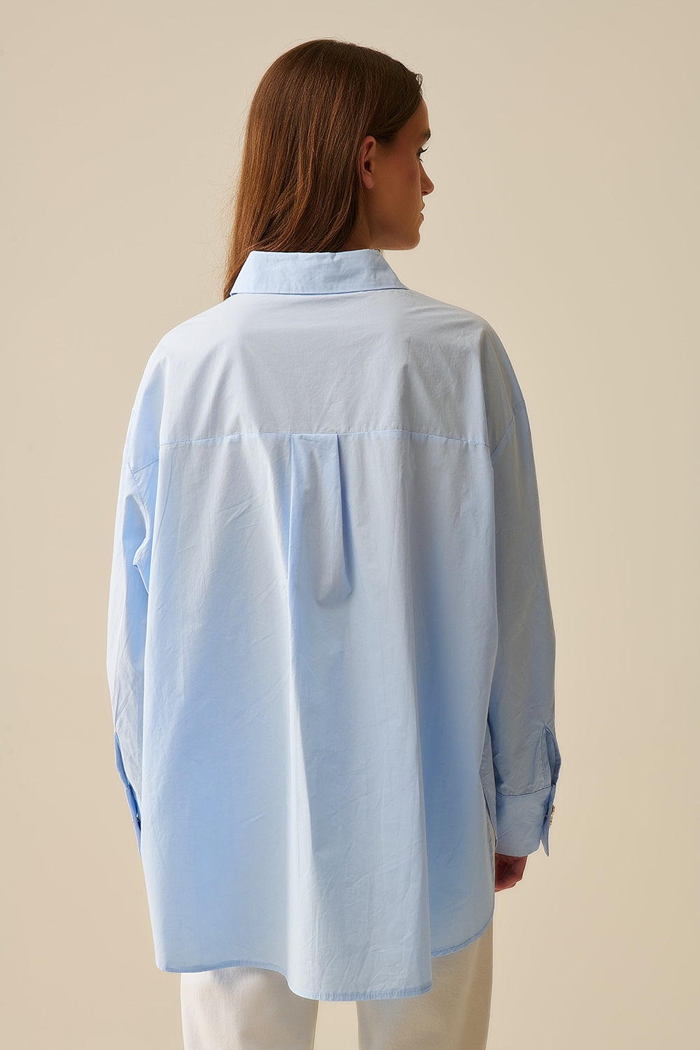 Camisa de popeline descontraída com botões de coração dourados em azul bebé