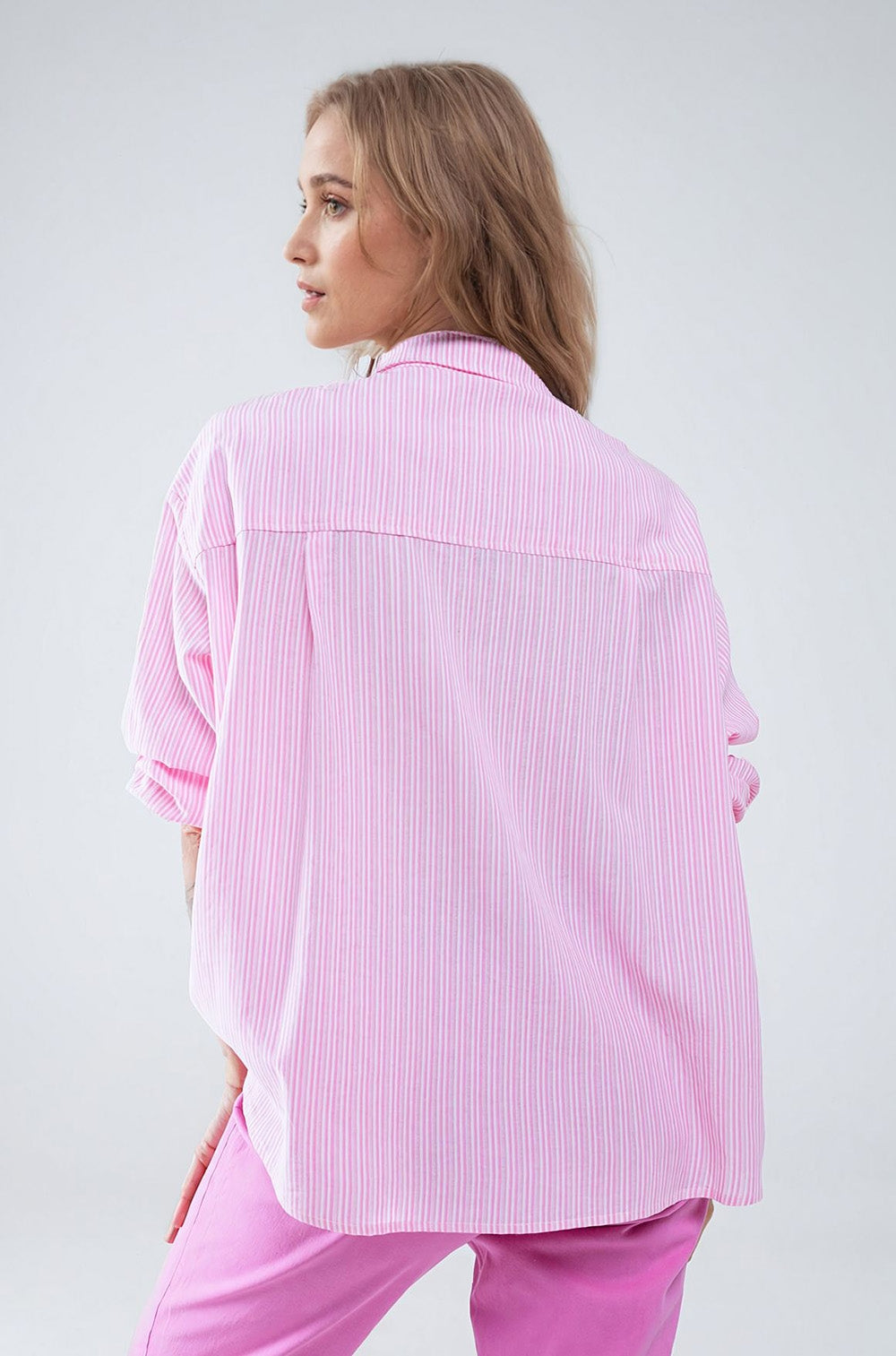 Camisa de riscas finas descontraída em cor-de-rosa