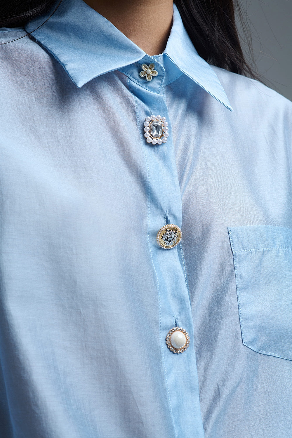 Camisa de seda solta com botões em azul