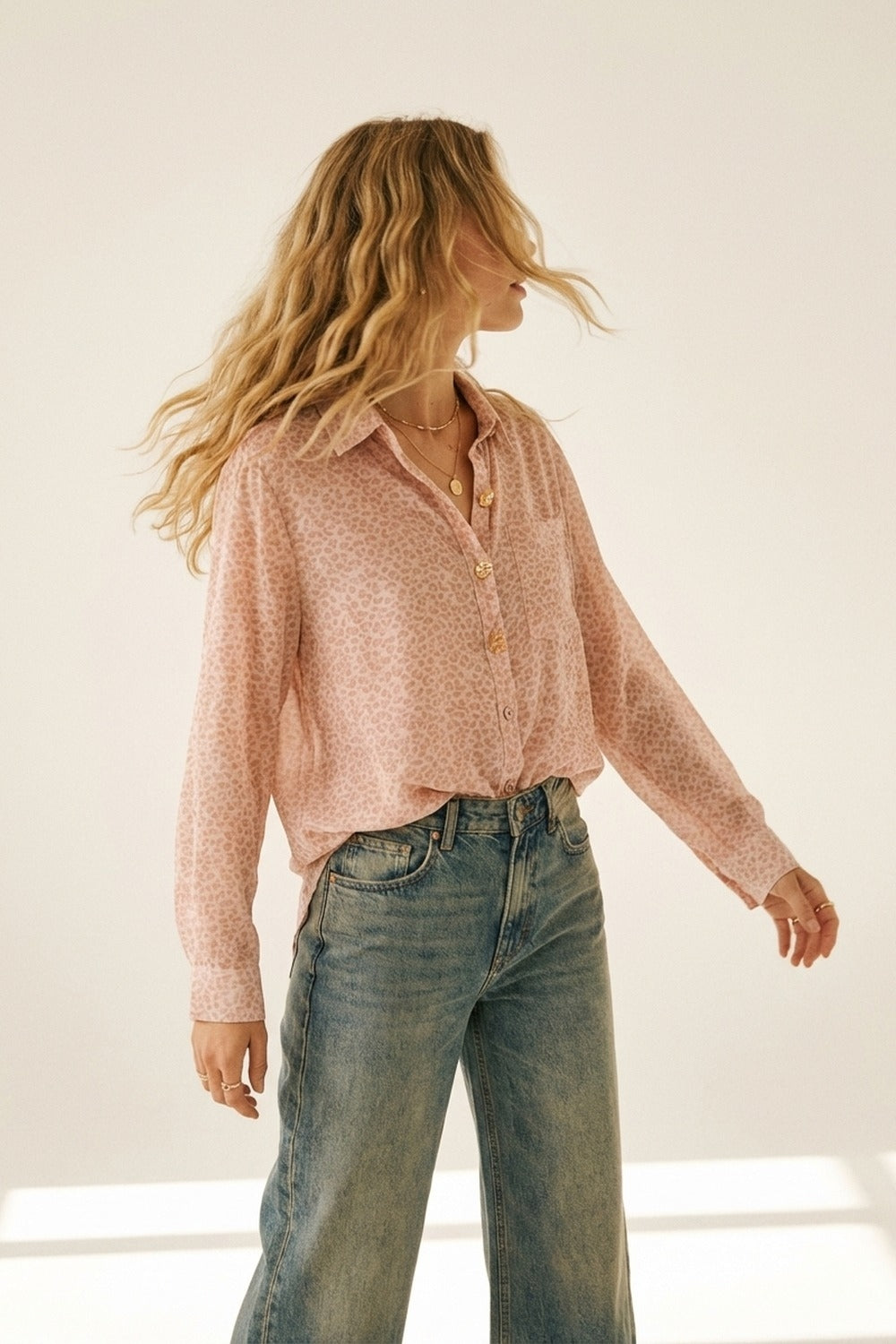 Q2 Camisa de tecido transparente com estampa animal rosa com botão e bolso