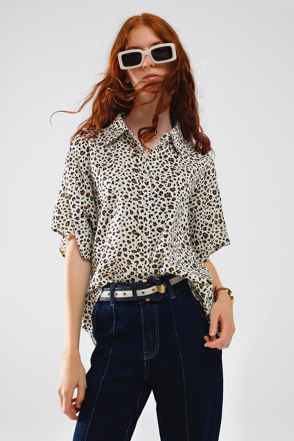 Q2 Camisa descontraída com estampado de leopardo de tamanho grande e mangas curtas
