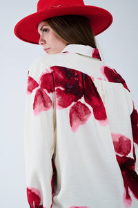 Camisa descontraída em bege com estampado de flores tropicais em vermelho