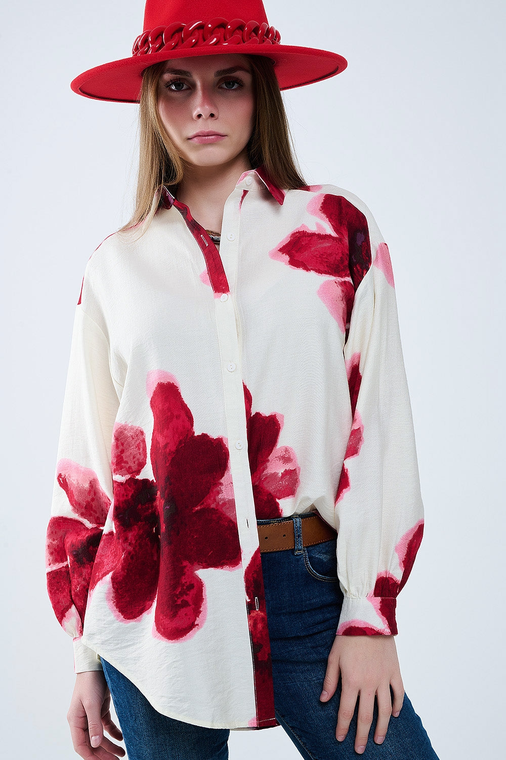 Q2 Camisa descontraída em bege com estampado de flores tropicais em vermelho