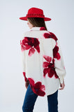 Camisa descontraída em bege com estampado de flores tropicais em vermelho