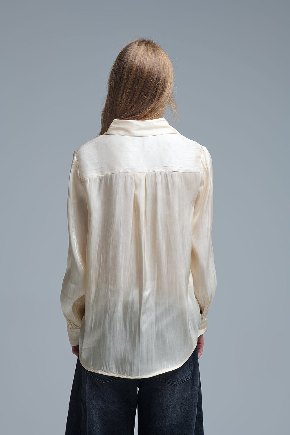 Camisa elegante bege clara em cetim de seda