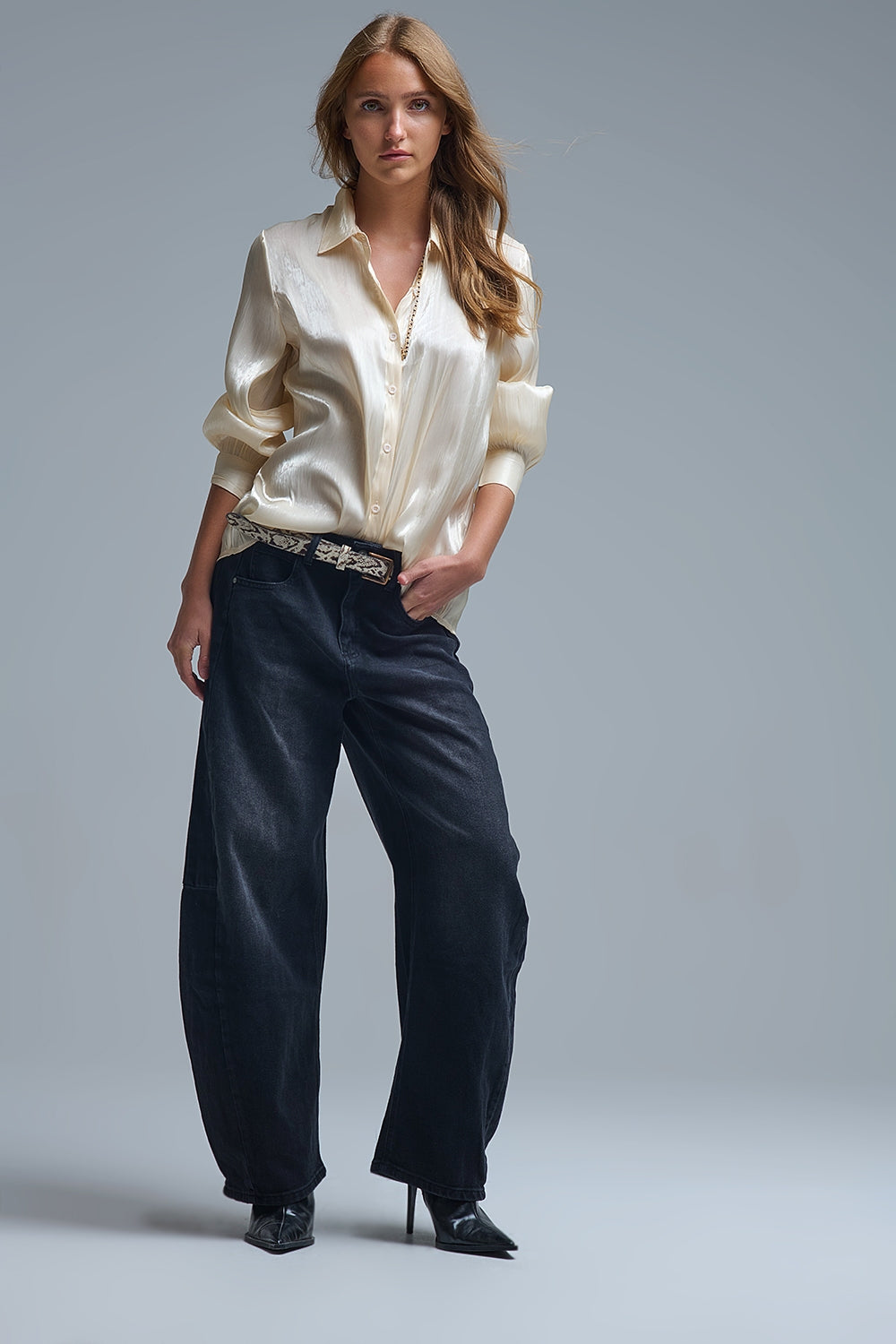 Camisa elegante bege clara em cetim de seda
