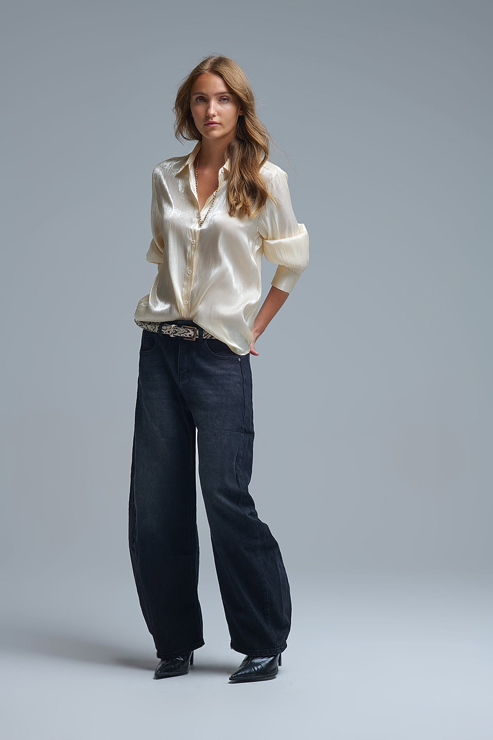 Camisa elegante bege clara em cetim de seda