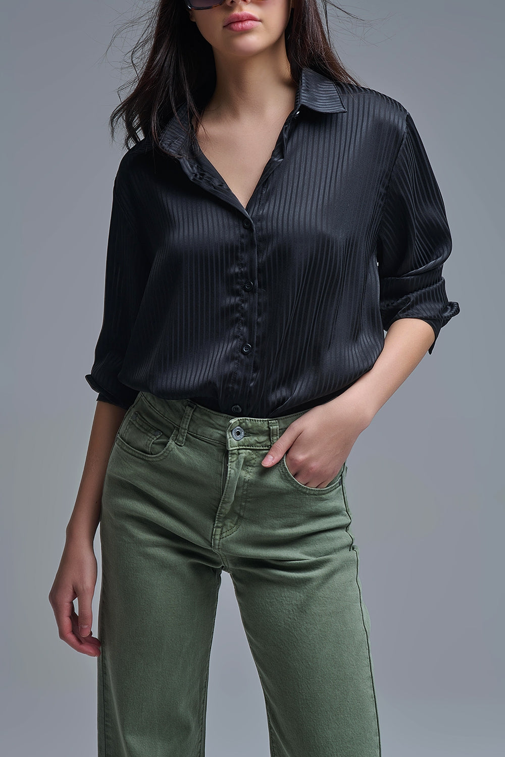 Q2 Camisa elegante de cetim às riscas pretas