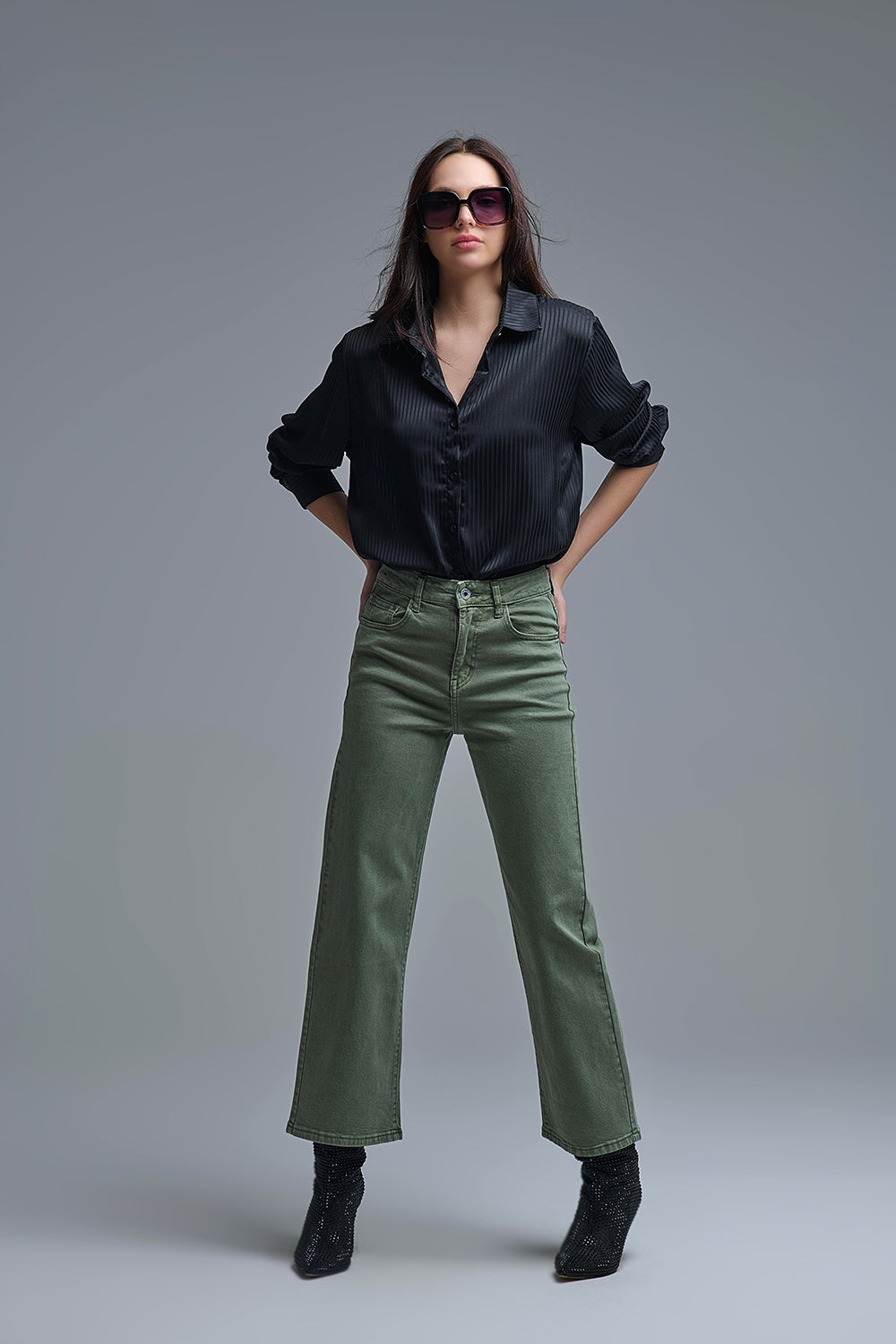 Camisa elegante de cetim às riscas pretas