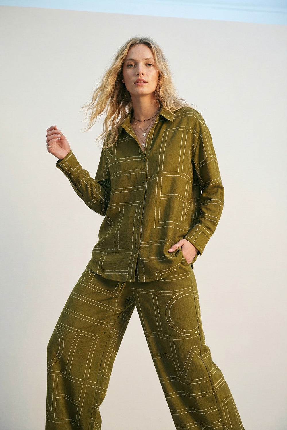 Q2 Camisa em tecido fluido fino de cor verde-oliva com estampado gráfico