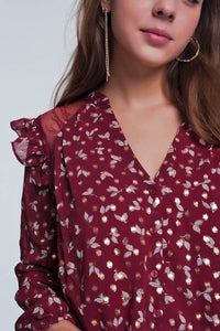Q2 Camisa estampada marrom com babados nos ombros