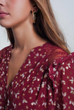 Camisa estampada marrom com babados nos ombros