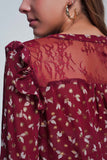 Camisa estampada marrom com babados nos ombros