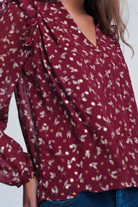 Camisa estampada marrom com babados nos ombros