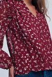 Camisa estampada marrom com babados nos ombros