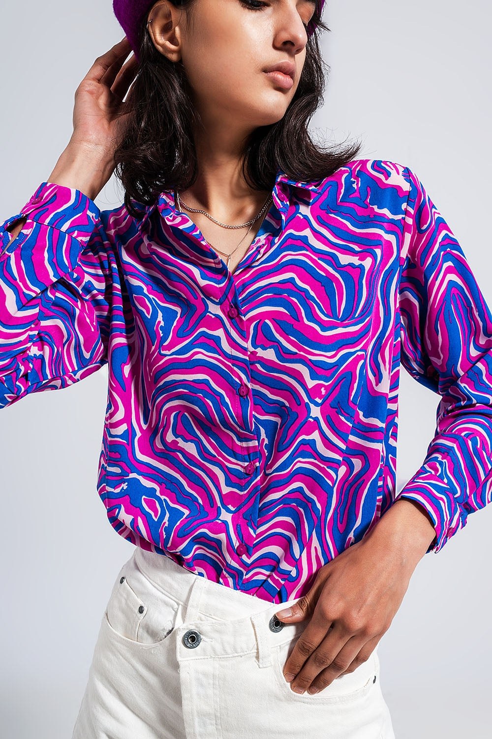 Q2 Camisa fluida em tons luminosos com impressão abstracta púrpura