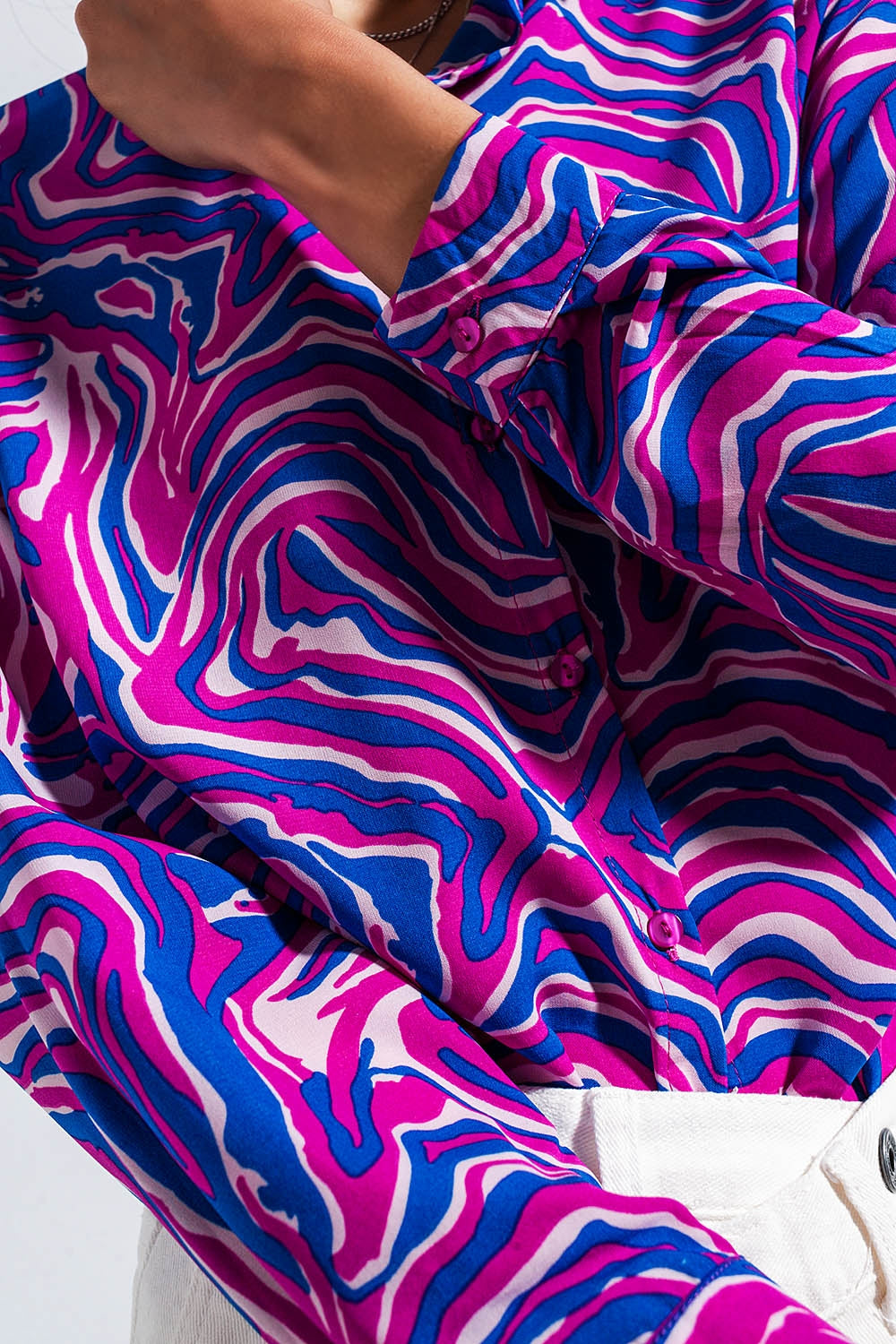 Camisa fluida em tons luminosos com impressão abstracta púrpura
