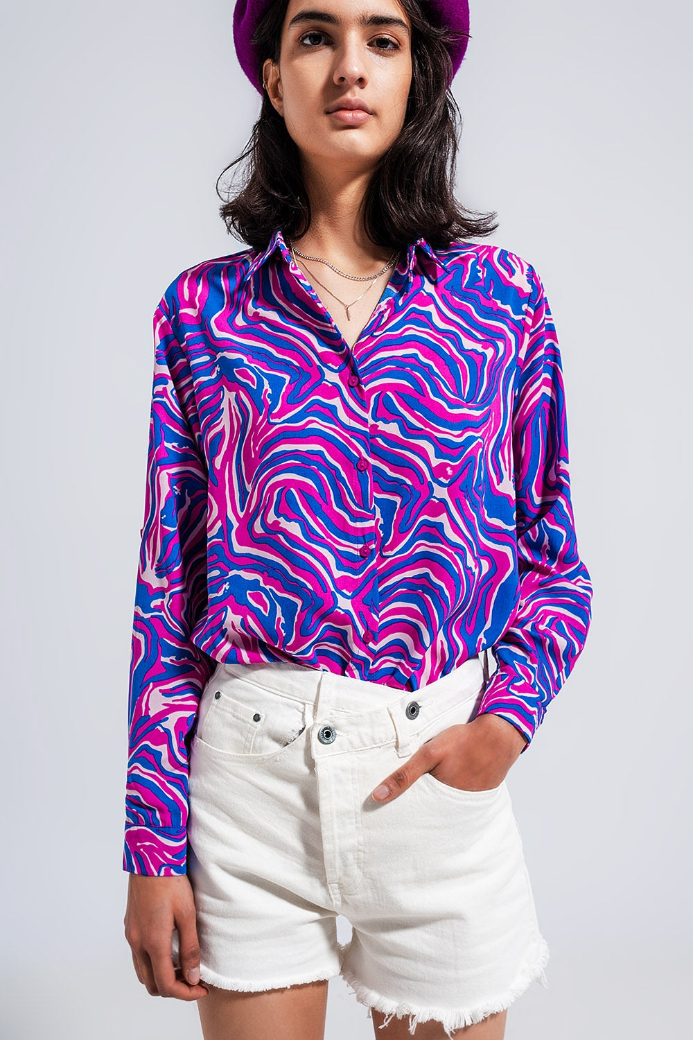 Camisa fluida em tons luminosos com impressão abstracta púrpura