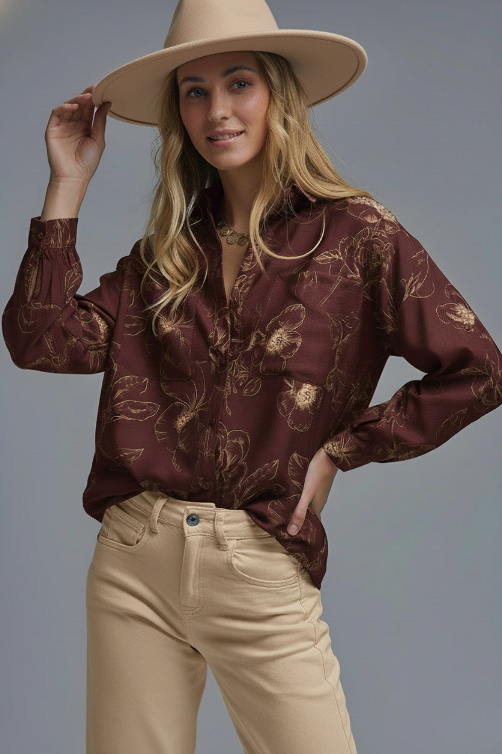 Q2 Camisa fluida leve borgonhesa com estampado floral outonal