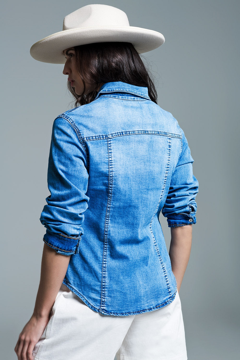 Camisa jeans com lavagem média bolsos no peito e botões de pressão