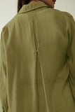Camisa Kahki com mangas compridas e um bolso no peito