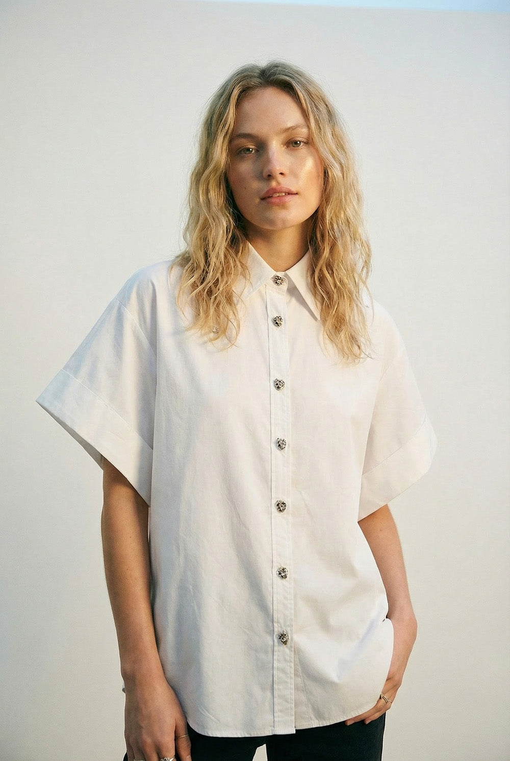 Q2 Camisa kimono branca de manga curta com botões prateados