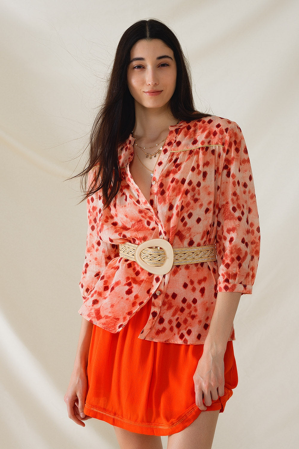 Q2 Camisa laranja com estampado abstrato e mangas 3/4