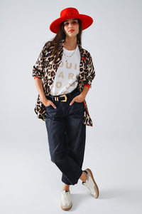Camisa Leopardo Com Carcela De Botões Vermelhos E Detalhe De Mangas Vermelhas