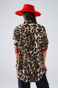 Camisa Leopardo Com Carcela De Botões Vermelhos E Detalhe De Mangas Vermelhas