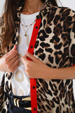 Camisa Leopardo Com Carcela De Botões Vermelhos E Detalhe De Mangas Vermelhas