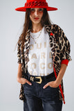 Q2 Camisa Leopardo Com Carcela De Botões Vermelhos E Detalhe De Mangas Vermelhas