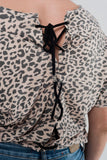 Camisa leopardo rosa com cordões nas costas