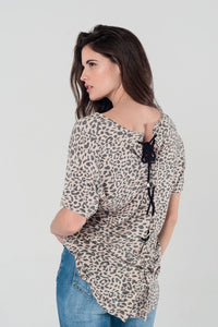 Camisa leopardo rosa com cordões nas costas