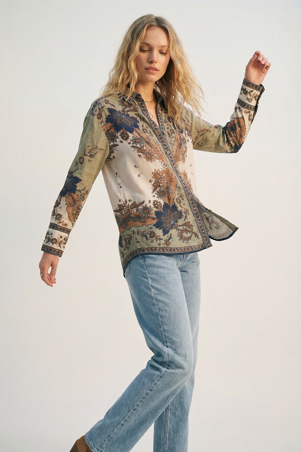 Camisa leve com estampado Paisley e pormenor de rebordo ornamental